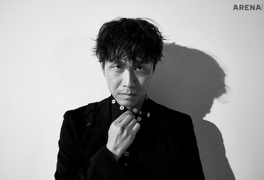 검은색 재킷과 셔츠는 모두 요지 야마모토 제품.