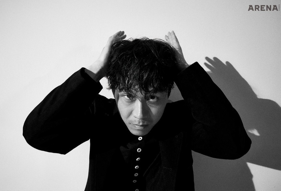 검은색 재킷과 셔츠는 모두 요지 야마모토 제품.