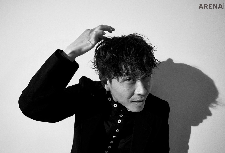 검은색 재킷과 셔츠는 모두 요지 야마모토 제품.