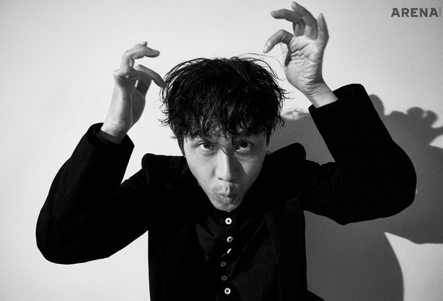 검은색 재킷과 셔츠는 모두 요지 야마모토 제품.