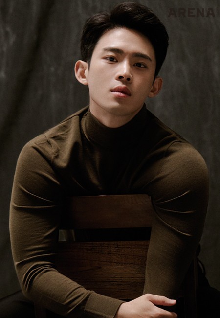 카키 그린색 터틀넥 울 스웨터와 팬츠는 모두 코스 제품.