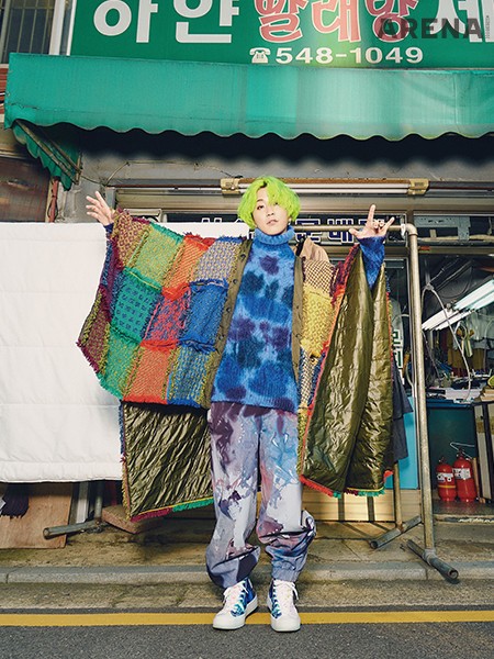 타이다이 터틀넥 톱·우븐 팬츠·패치워크 케이프는 모두 몽클레르, 홀로그램 스니커즈는 컨버스 제품.