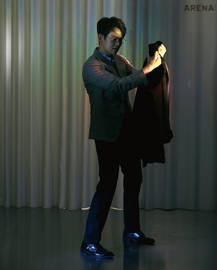 연갈색 재킷·패턴 셔츠·팬츠·손에 든 무통 재킷 모두 조르지오 아르마니 제품.