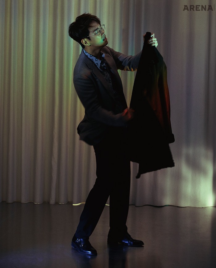 연갈색 재킷·패턴 셔츠·팬츠·손에 든 무통 재킷 모두 조르지오 아르마니 제품.