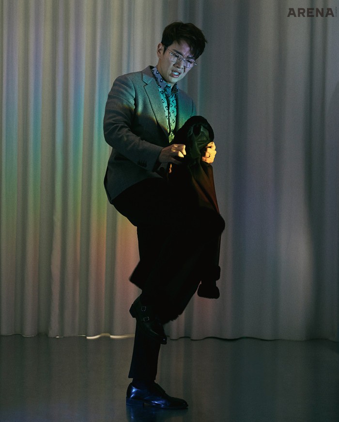 연갈색 재킷·패턴 셔츠·팬츠·손에 든 무통 재킷 모두 조르지오 아르마니 제품.