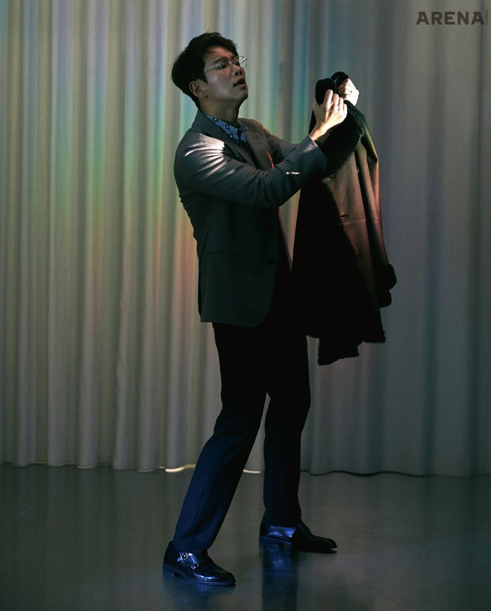 연갈색 재킷·패턴 셔츠·팬츠·손에 든 무통 재킷 모두 조르지오 아르마니 제품.