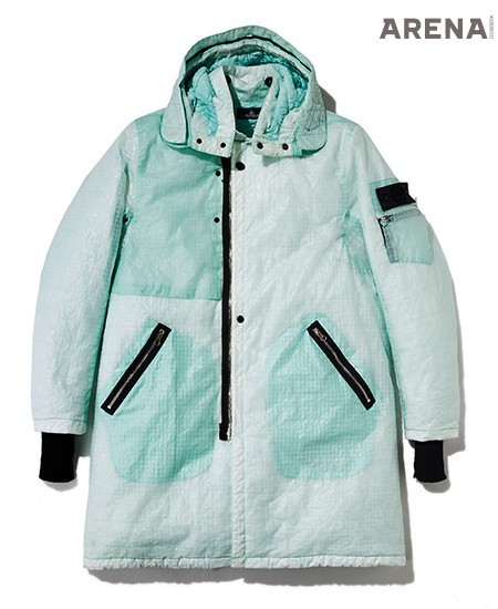 가볍고 견고한 반투명의 듀얼 그리드 나일론 소재 피시테일 파카 2백만원대 스톤 아일랜드 제품. 