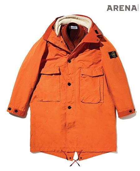 탈착 가능한 시어링 후드와 울 소재의 이너 재킷으로 구성된 주황색 파카 2백70만원대 스톤 아일랜드 제품. 