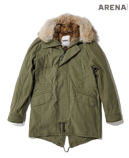 풍성한 후드 퍼와 안감의 퍼로 보온성을 강화한 카키색 파카 4백90만원 이브살로몬 제품. 