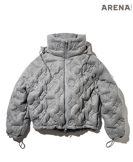 시그너처 모노그램을 양각으로 처리해 독특한 입체감을 완성한 모노그램 보이후드 푸퍼 재킷 가격미정 루이 비통 제품. 