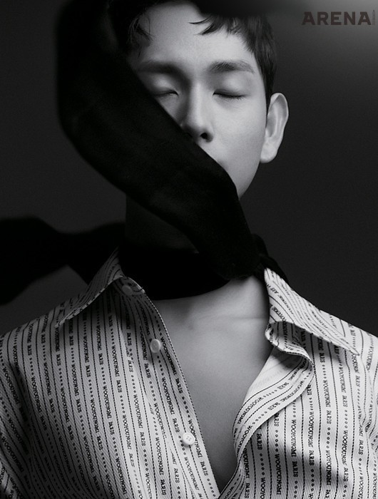 로고 프린팅 셔츠는 우영미, 스카프는 스타일리스트 소장품.