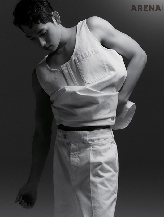 흰색 데님 톱·흰색 데님 팬츠는 모두 프라다, 반지는 하이치 제품.