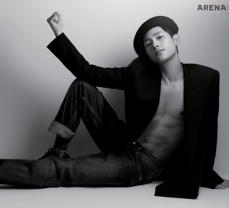 검은색 더블 재킷·데님 팬츠·더비 슈즈는 모두 지방시, 베레모·양말은 모두 스타일리스트 소장품.