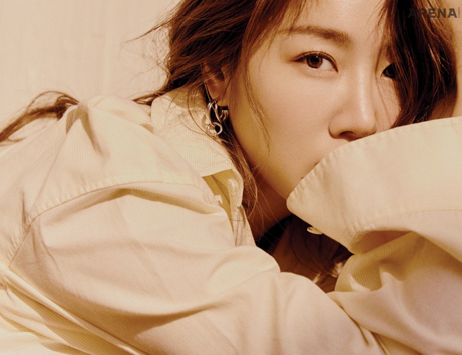 노란색 셔츠는 무디디 제품