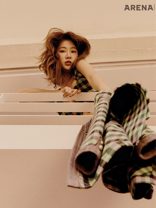 녹색 체크 재킷과 체크 톱 모두 곽현주 컬렉션 제품.