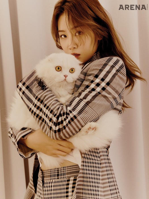 체크무늬 크롭트 재킷·흰색 티셔츠·체크무늬 팬츠 모두 버버리 제품.