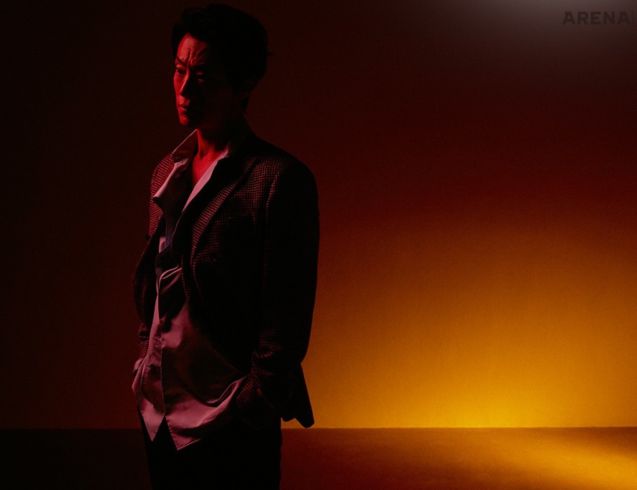 체크 패턴 재킷은 리스, 파란색 셔츠는 코스, 검은색 와이드 팬츠는 바이스탠다드 제품.