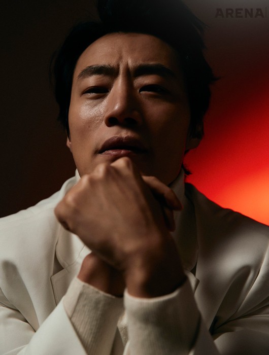 흰색 수트는 오디너리 피플, 아이보리 터틀넥 톱은 에스.티. 듀퐁 제품.