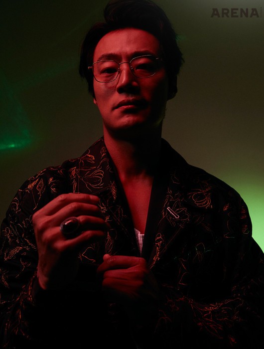 자카르 패턴 코트·검은색 줄무늬 재킷은 모두 뮌, 안경은 나인어코드, 슬리브리스 티셔츠와 링은 모두 스타일리스트 소장품.