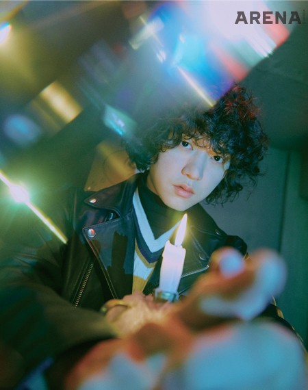 가죽 재킷 디젤, 검은색 티셔츠·니트 베스트 모두 프레드 페리 제품. 