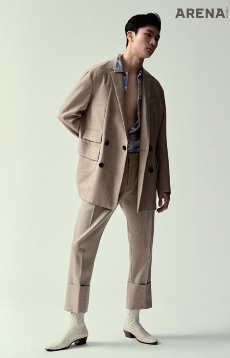 꽃무늬 셔츠·베이지색 더블브레스트 재킷·팬츠 모두 가격미정 우영미 제품.
