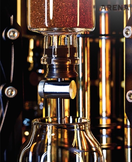 탱크 안의 물이 커피 가루를 충분히
적시지 못하고 추출되면 일정한 맛을
유지할 수 없다. 그러한 단점을 보완하고자
탱크 하단에 밸브를 배치했다. 밸브를
이용해 커피 가루의 불림 정도를 조절할
수 있다.
