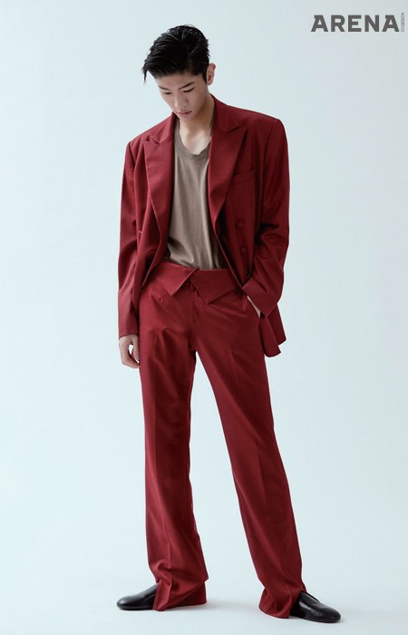 와인색 수트 가격미정 오디너리 피플, 캐멀색 니트 소재 반소매 스웨터 가격미정 에르메네질도 제냐 XXX 제품.
