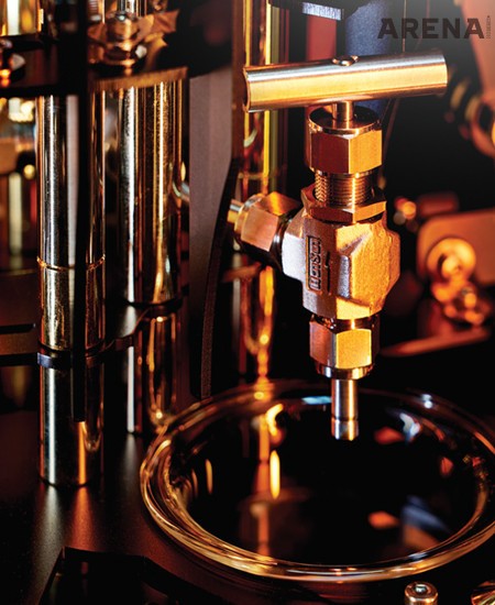 더치 커피를 내리는 데 핵심적인 역할을
하는 물탱크의 밸브. 식품 제조 설비에
쓰이는 니들 밸브에서 착안했다. 기호에
맞게 물 조절이 가능하며 스팀펑크의
기계적 요소를 잘 보여준다.