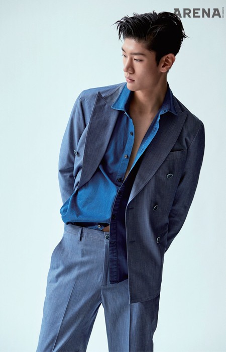 하늘색 수트·데님 셔츠 모두 가격미정 토즈 제품.
