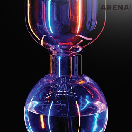 물탱크와 원두 사이에 중간 물탱크인
레벨코크를 설치했다. 수압을 조절하고
추출 속도를 일정하게 유지한다. 물을
공급할 때 떨어지는 ‘퐁당’ 소리가 경쾌하다.
