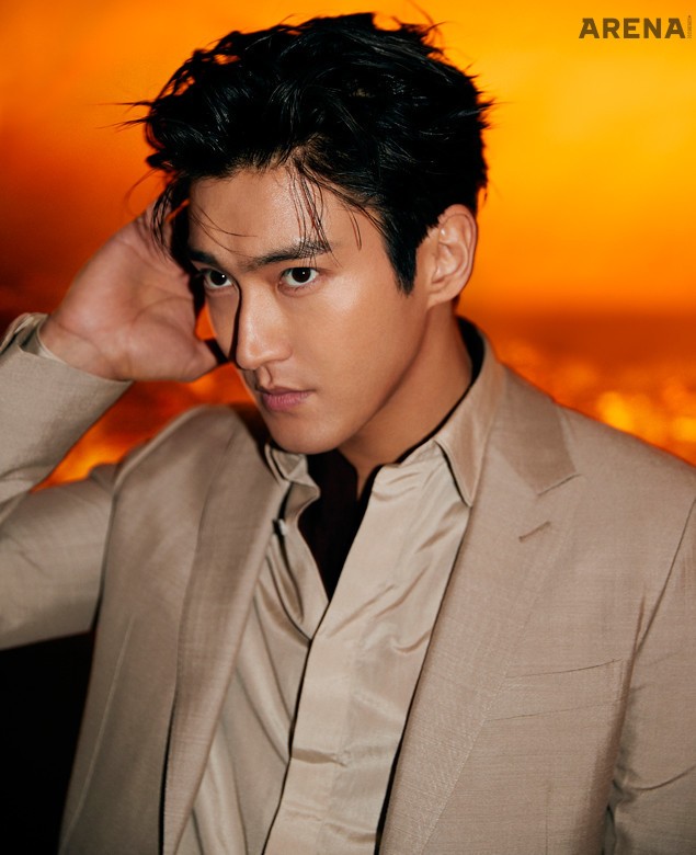 실크와 울 소재의 라이트 베이지 색상 모던 테일러링 수트 4백76만원•셔츠 81만5천원•스카프 가격미정 모두 에르메네질도 제냐 제품.