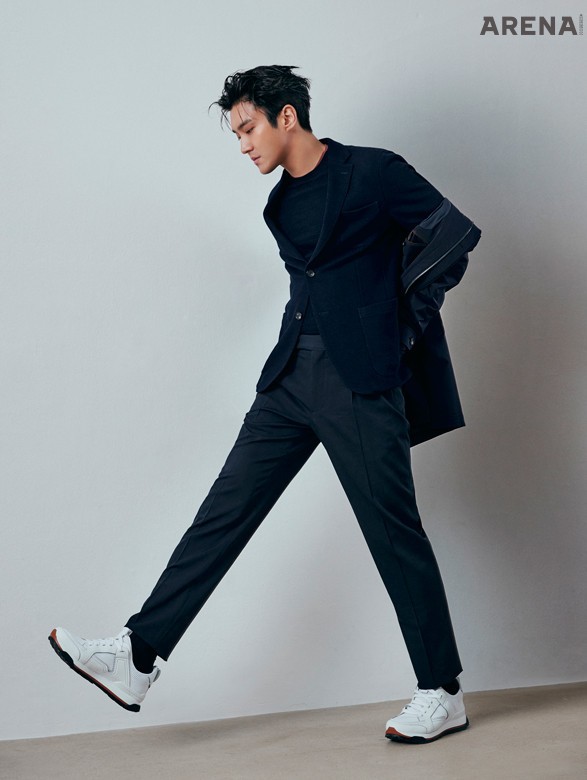 울과 코튼 혼방 남색 재킷 3백11만5천원•남색 팬츠 1백29만원•니트 1백22만원•남색 트렌치코트 2백90만원•시라큐사 스니커즈 85만5천원 모두 에르메네질도 제냐 제품.