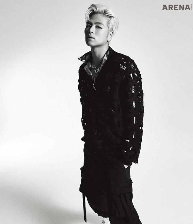 굵은 짜임의 니트•실크 셔츠•사각형 로고 펜던트의 골드 목걸이 모두 펜디, 포켓 장식 팬츠 루이 비통, 뿔 모양 펜던트 목걸이 존 하디, 구슬 장식 목걸이 이자벨마랑 by 미스터포터 제품.