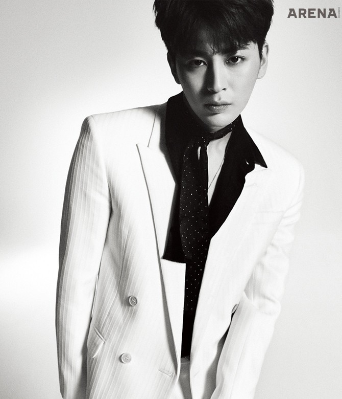 흰색 더블브레스트 재킷•코튼 포플린 소재의 셔츠•가느다란 타이 스카프•흰색 테일러드 팬츠•흰색 소가죽 벨트 모두 생 로랑 by 안토니 바카렐로 제품.