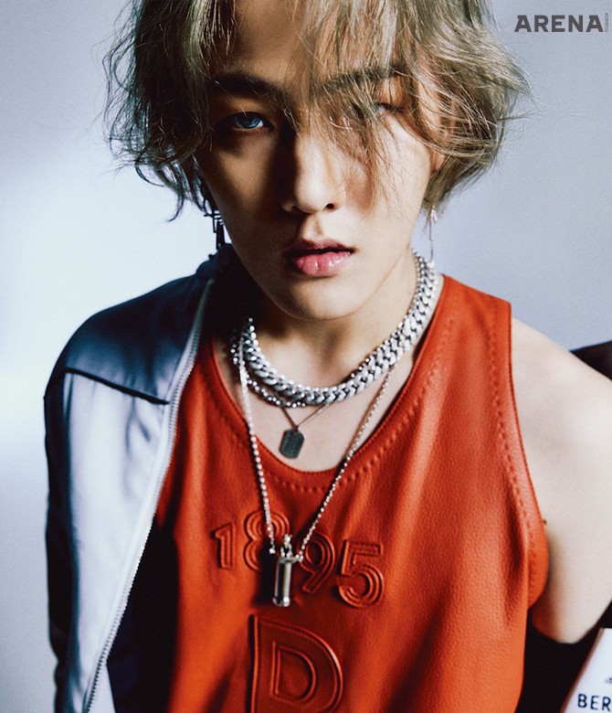 바이커 재킷•오렌지색 가죽 슬리브리스 모두 벨루티, 볼드한 실린더 펜던트 목걸이 디올 맨 제품.