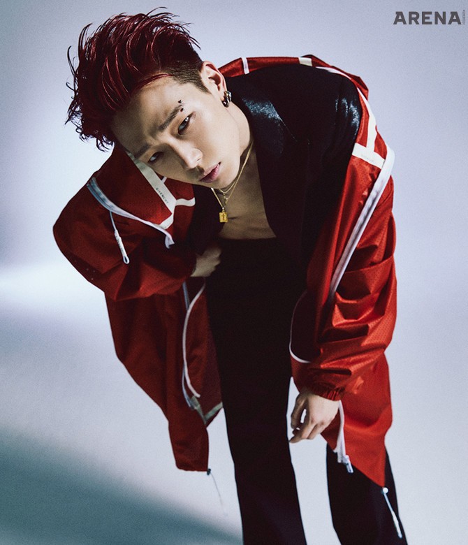 빨간색 아노락 점퍼 지방시, 검은색 재킷 김서룡, 팬츠 루이 비통 제품.