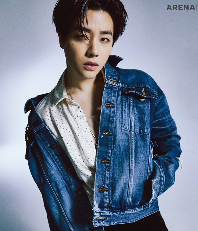 데님 재킷•실크 셔츠•베이지색 티셔츠•나비 모양 브로치•벨벳 소재 팬츠 모두 생 로랑 by 안토니 바카렐로 제품.