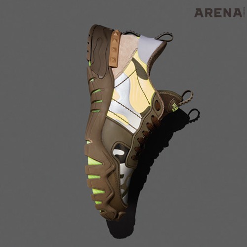 브랜드의 시그너처인 카무플라주와 스터드를 곳곳에 적용한 락러너 플러스 스니커즈 1백7만원 발렌티노 가라바니 제품.