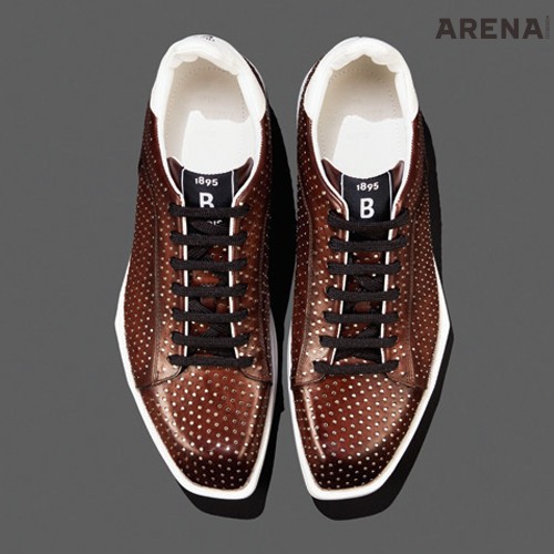 가죽 갑피 전면에 작고 납작한 금속 스터드를 더한 운동화 2백67만원 벨루티 제품. 