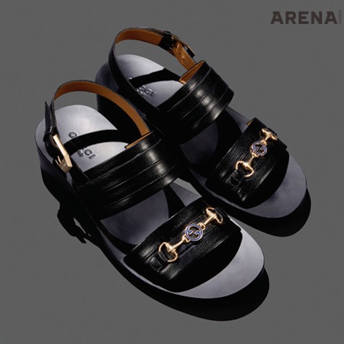 금장 버클을 더한 가죽 스트랩 샌들 1백24만원 구찌 제품. 