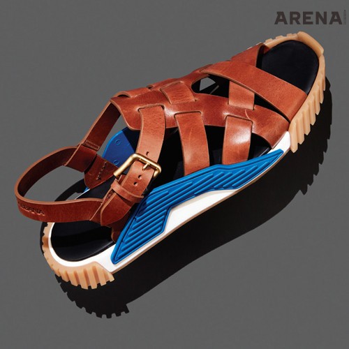 발등을 편안하게 감싸는 캐러멜색 가죽 스트랩과 청키한 고무솔의 샌들 가격미정 돌체앤가바나 제품. 