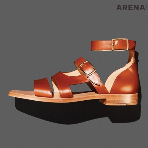 두 개의 버클이 달린 송아지 가죽 샌들 1백10만원 펜디 제품.