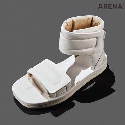 쿠션같이 두툼한 가죽 밴드가 발등과 발목을 잡아주는 샌들 가격미정 메종 마르지엘라 제품. 