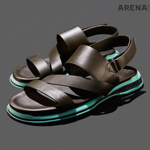 산뜻한 민트색 러버솔을 장착한 짙은 올리브색 샌들 가격미정 에르메스 제품.