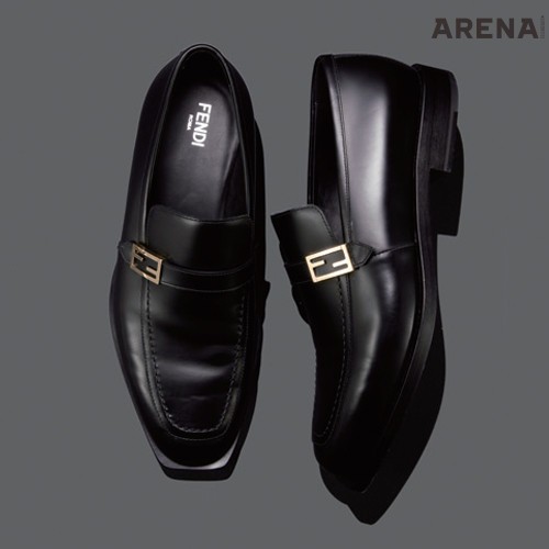 금속 버클 장식을 더한 매끈한 로퍼 1백29만원 펜디 제품. 