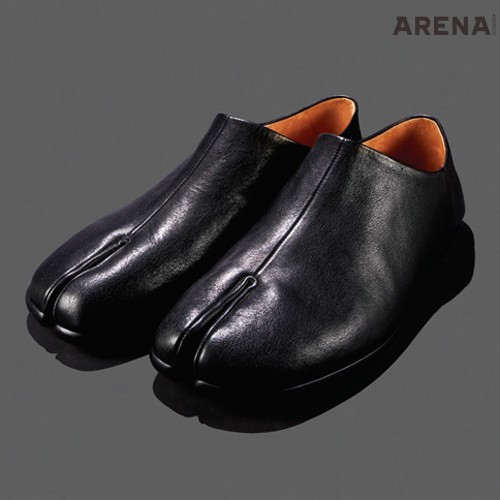 발굽 모양으로 갈라진 가죽 로퍼 99만원 메종 마르지엘라 제품.