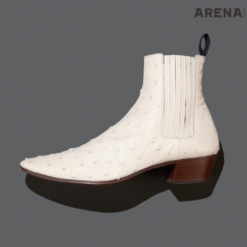 상아색 타조 가죽 부츠 가격미정 생 로랑 by 안토니 바카렐로 제품.