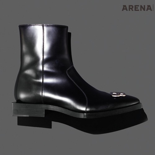 매끈하고 각진 실루엣의 BB 로고 첼시 부츠 가격미정 발렌시아가 제품.