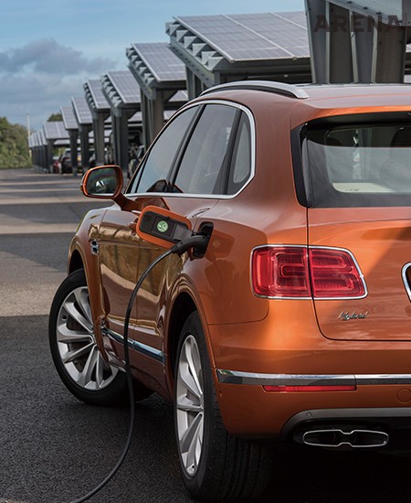 전기 충전 중인 벤틀리 벤테이가.
