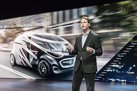 지속가능한 전략을 발표하는 다임러 AG 및 메르세데스-벤츠 AG 이사회 올라 칼레니우스 의장.